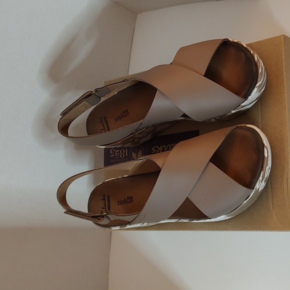 New Clarks Leather Taupe & White Platform Wedge Sandals Sz 8 Medium - Picture 4 of 6